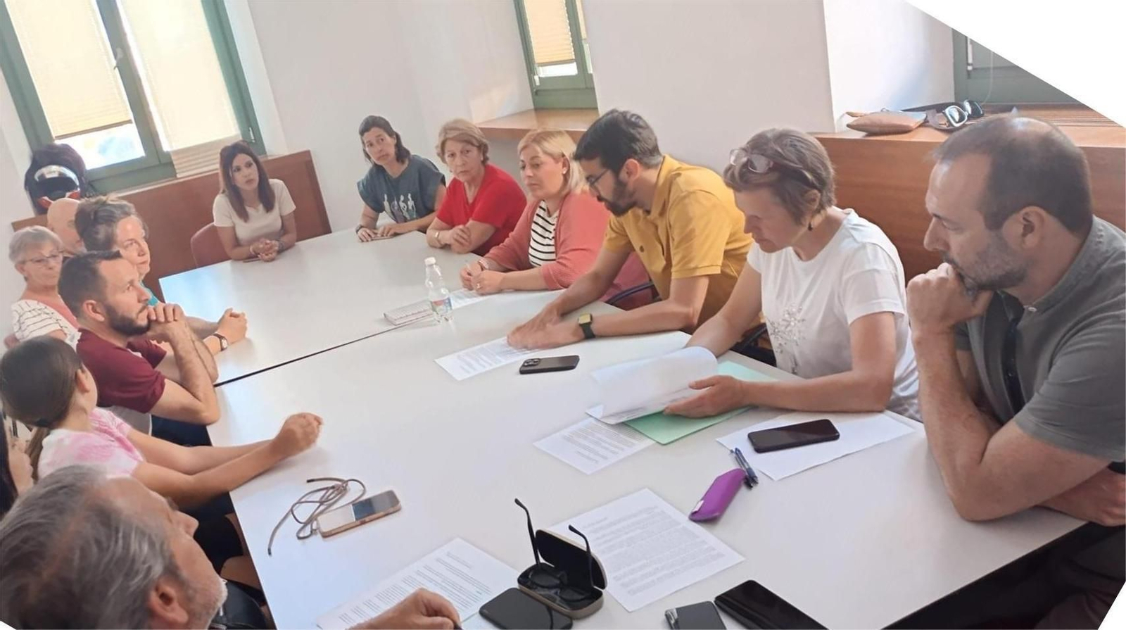 Una imagen de la reunión de las familias con los portavoces y Prodeni.