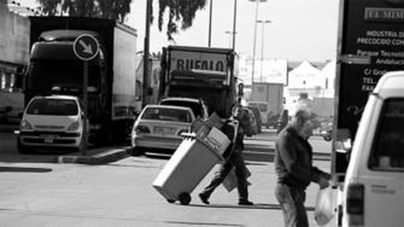 Varios trabajadores en el polígono Guadalhorce de la capital.