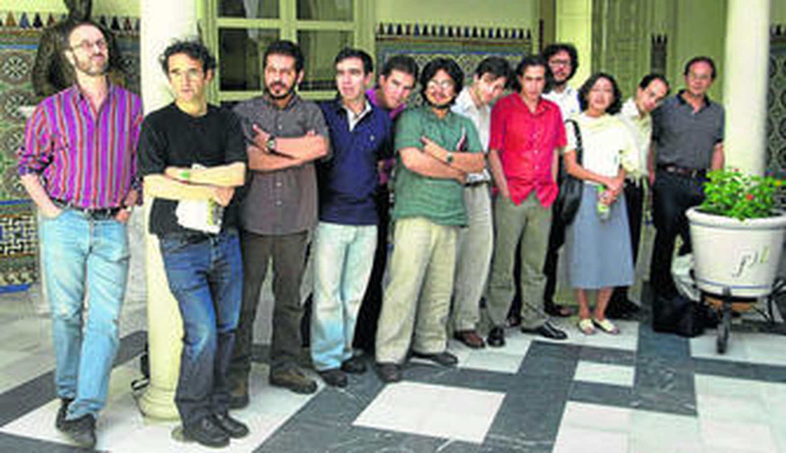De izquierda a derecha, Rodrigo Fresán, Roberto Bolaño, Mario Mendoza, Jorge Franco, Edmundo Paz Soldán, Fernando Iwasaki, Gonzalo Garcés, Iván Thays, Santiago Gamboa, Cristina Rivero Garza, Jorge Volpi e Ignacio Padilla, en la sede de la Fundación Lara. Sevilla, junio de 2003.