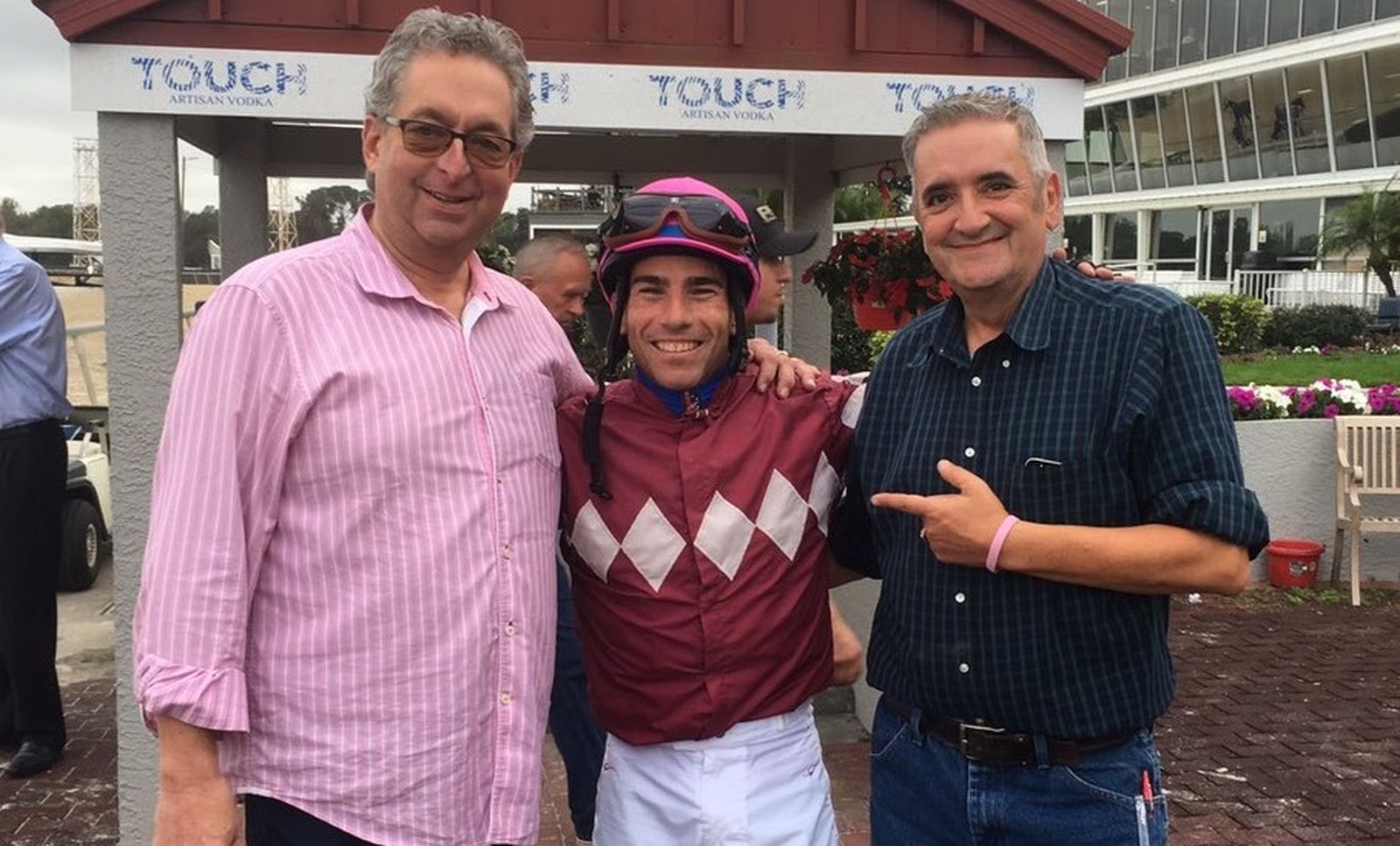Antonio Gallardo, entre el entrenador Gary Contessa y el asistente John Diaz en Tampa Bay Downs.