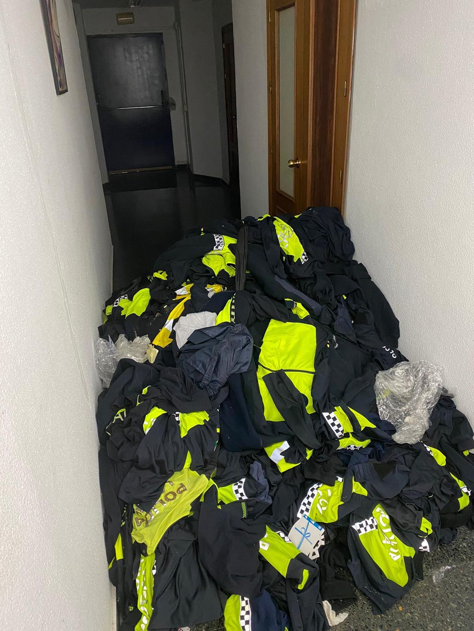 Uniformes amontonados en el interior de un pasillo de la Jefatura.