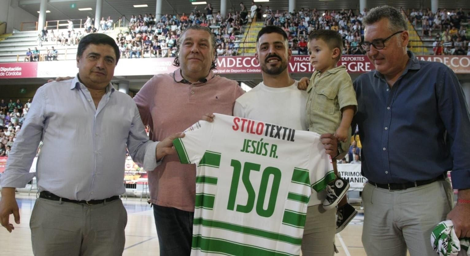 Jesús Rodríguez recibe una camiseta conmemorativa por sus 150 partidos con el Córdoba Futsal.