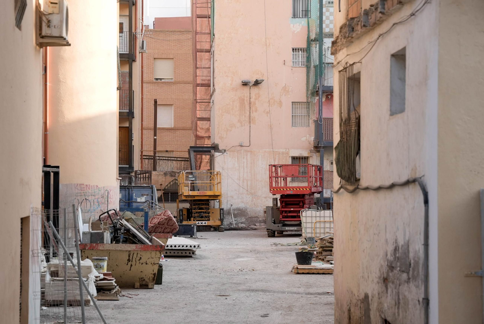 Las obras de rehabilitación en el edificio El Patio de Almería