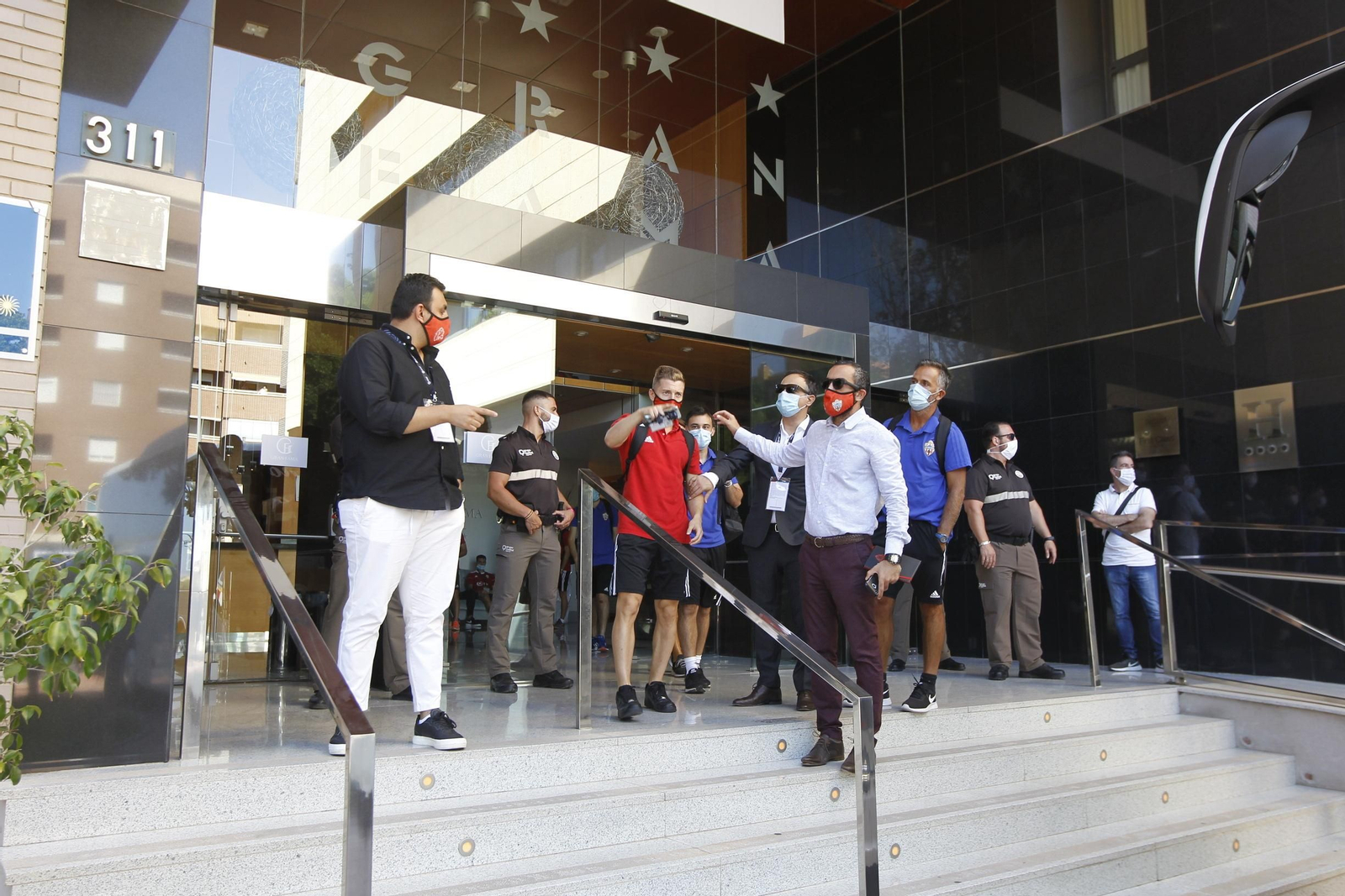 Fotogalería de la afición del Almería antes del partido ante el Girona