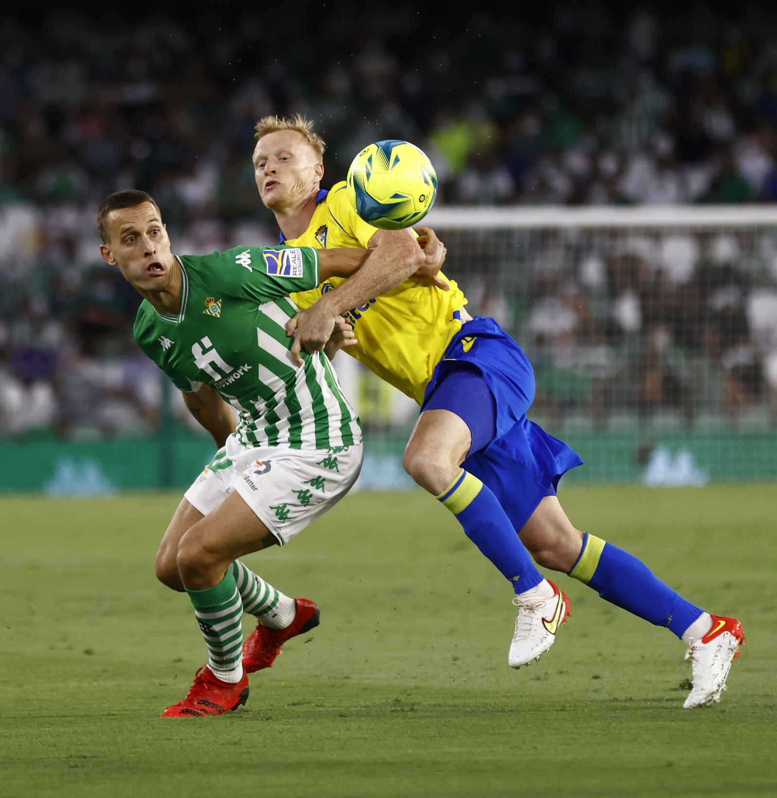 Canales intenta controlar un balón hostigado por Jonsson.
