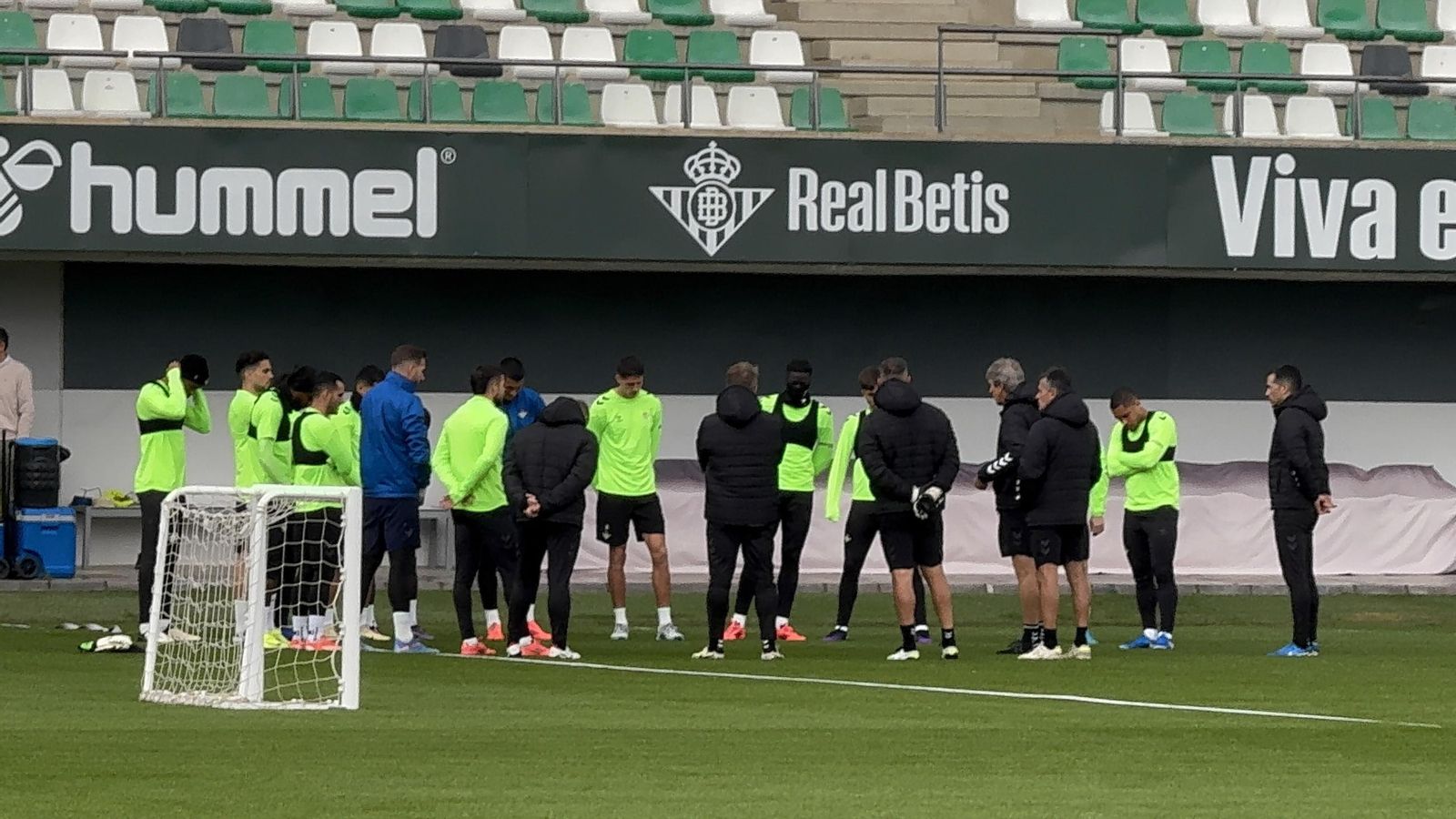 Pellegrini da su charla en el entrenamiento de este miércoles