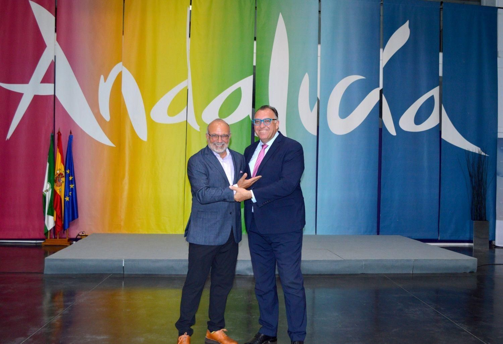 El consejero Arturo Bernal posa junto a Manuel Abud, director ejecutivo de la Academia Latina de la Grabación.