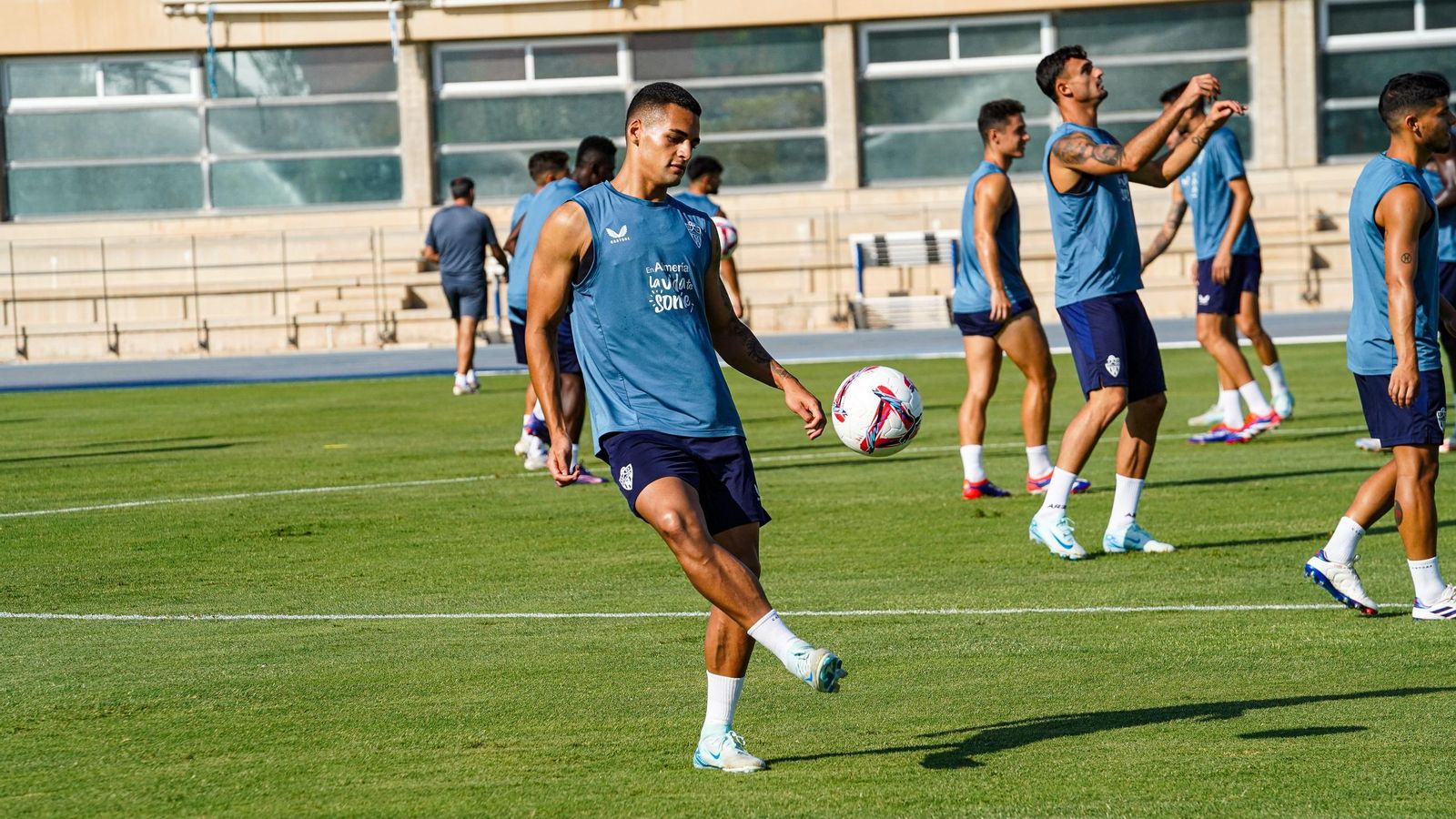 El central golpea el balón durante la sesión de entrenamiento de este martes.