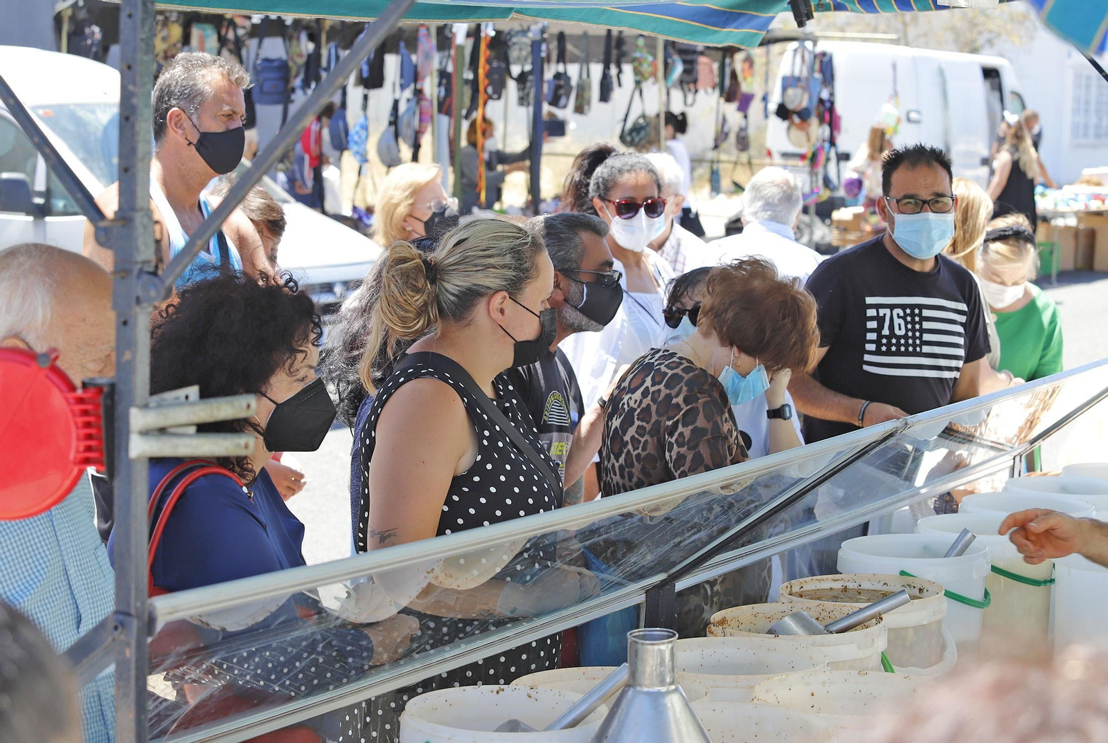 Imágenes del Mercadillo de Huelva en su nueva ubicación