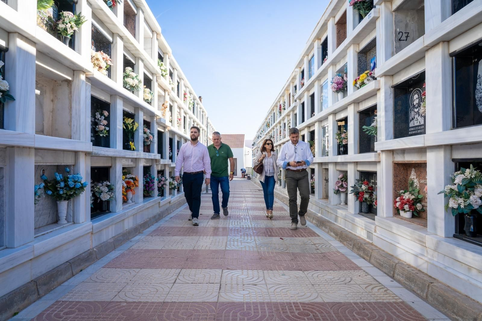 Visita del Ayuntamiento de Roquetas de Mar al camposanto.