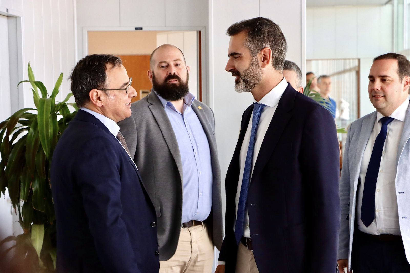 El consejero Fernández-Pacheco y el rector de la UAL, José Céspedes, se han reunido este lunes en el campos universitario.