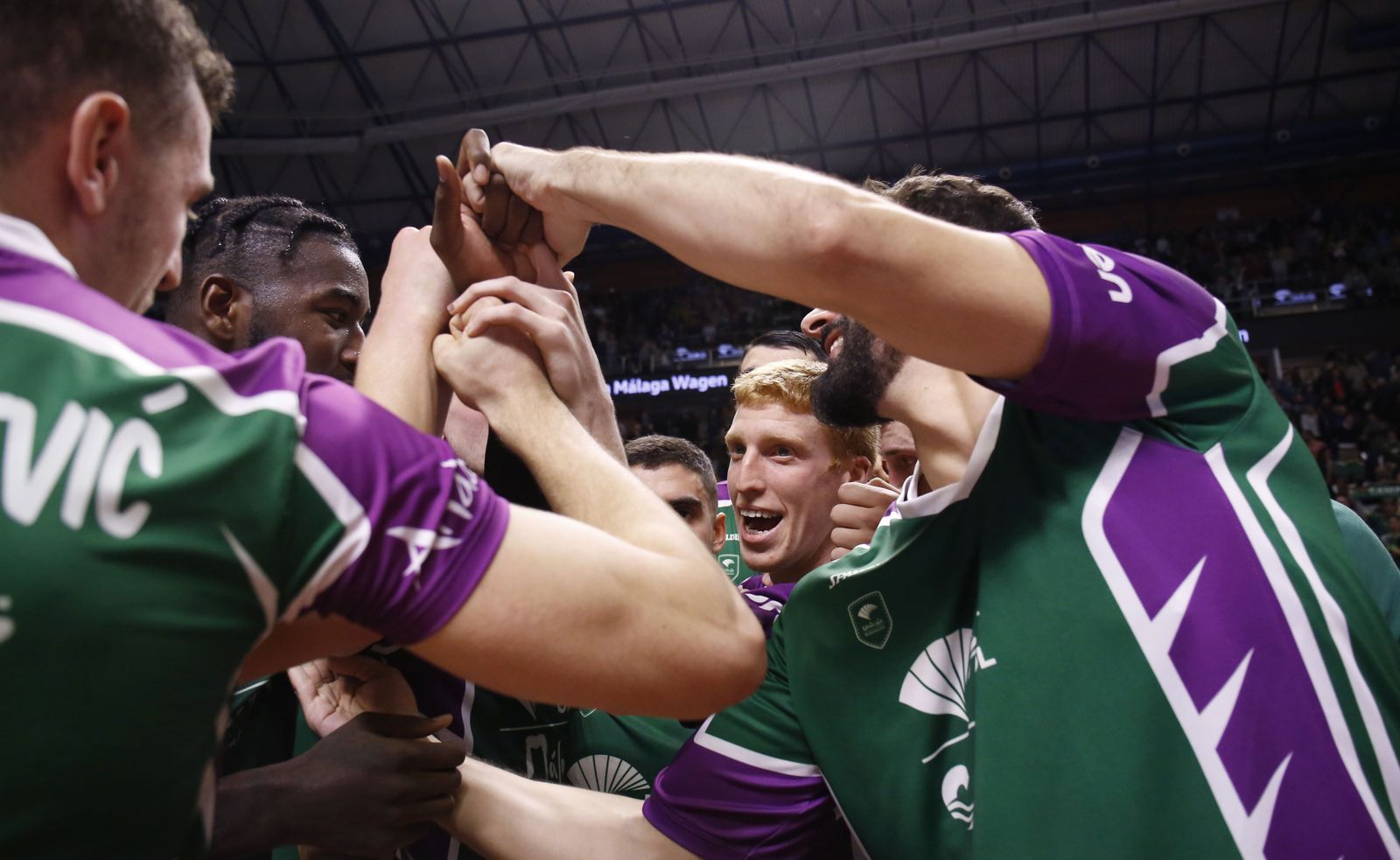 Alberto Díaz hace piña con sus compañeros en el Carpena.