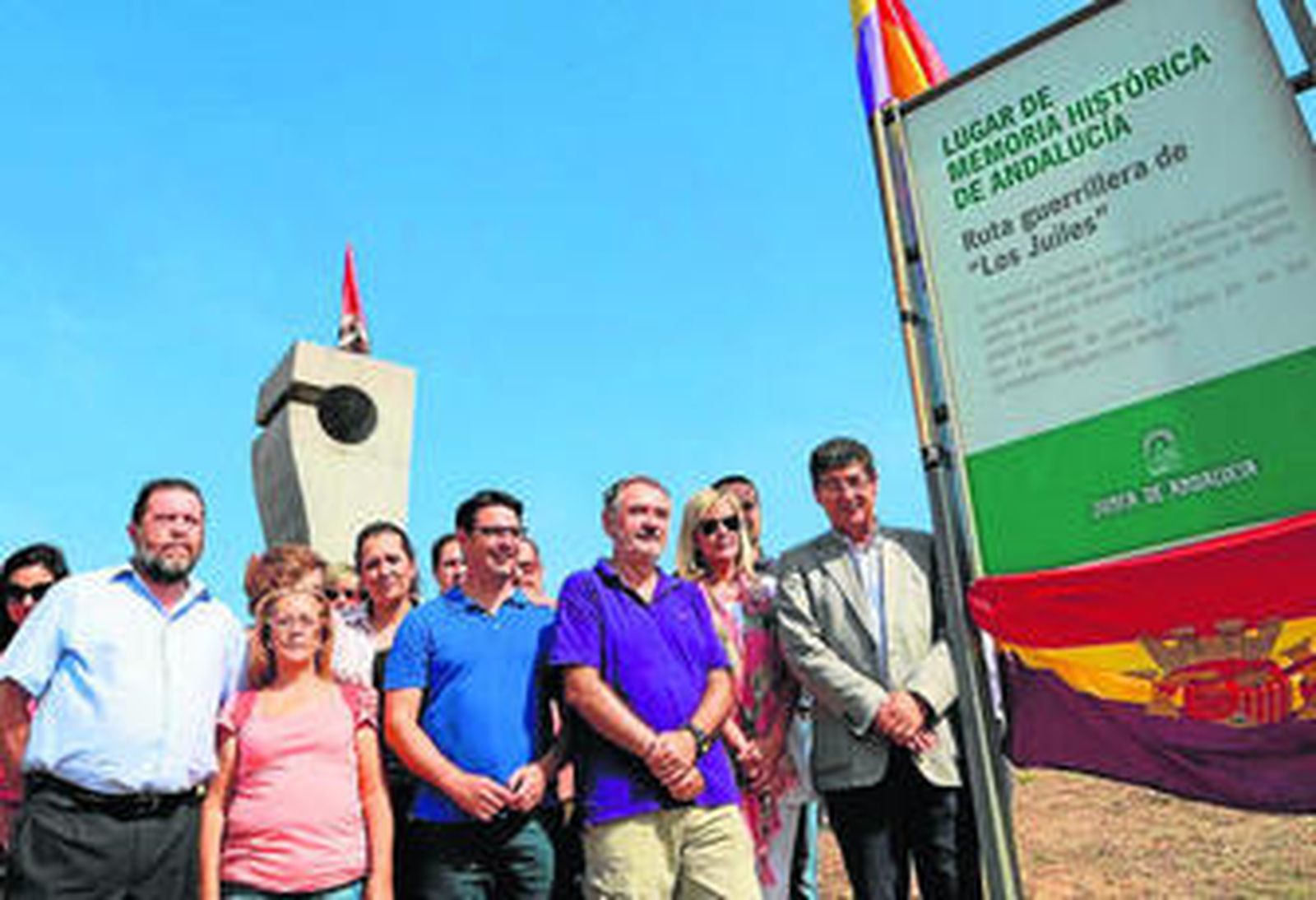 Autoridades e integrantes de colectivos de memoria histórica, junto a la señalización.