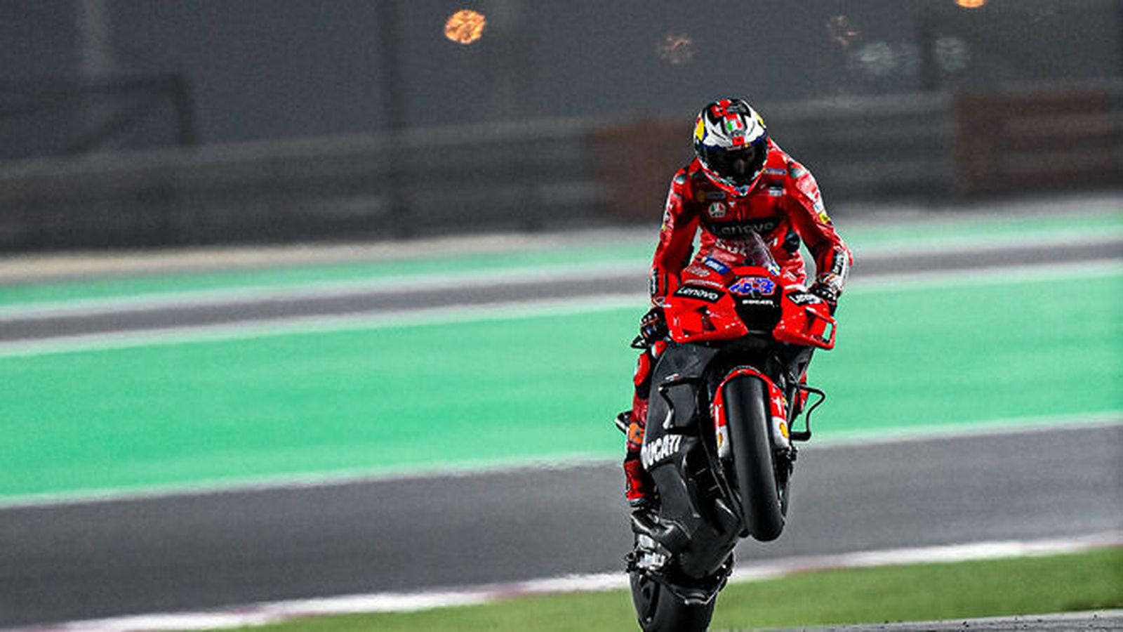 Jack Miller realiza un caballito en el Circuito de Losail