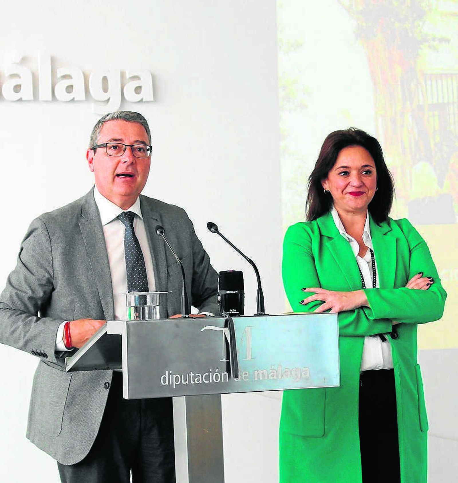 Más de un centenar de empresas, ayuntamientos y entidades y en torno a 300 profesionales.