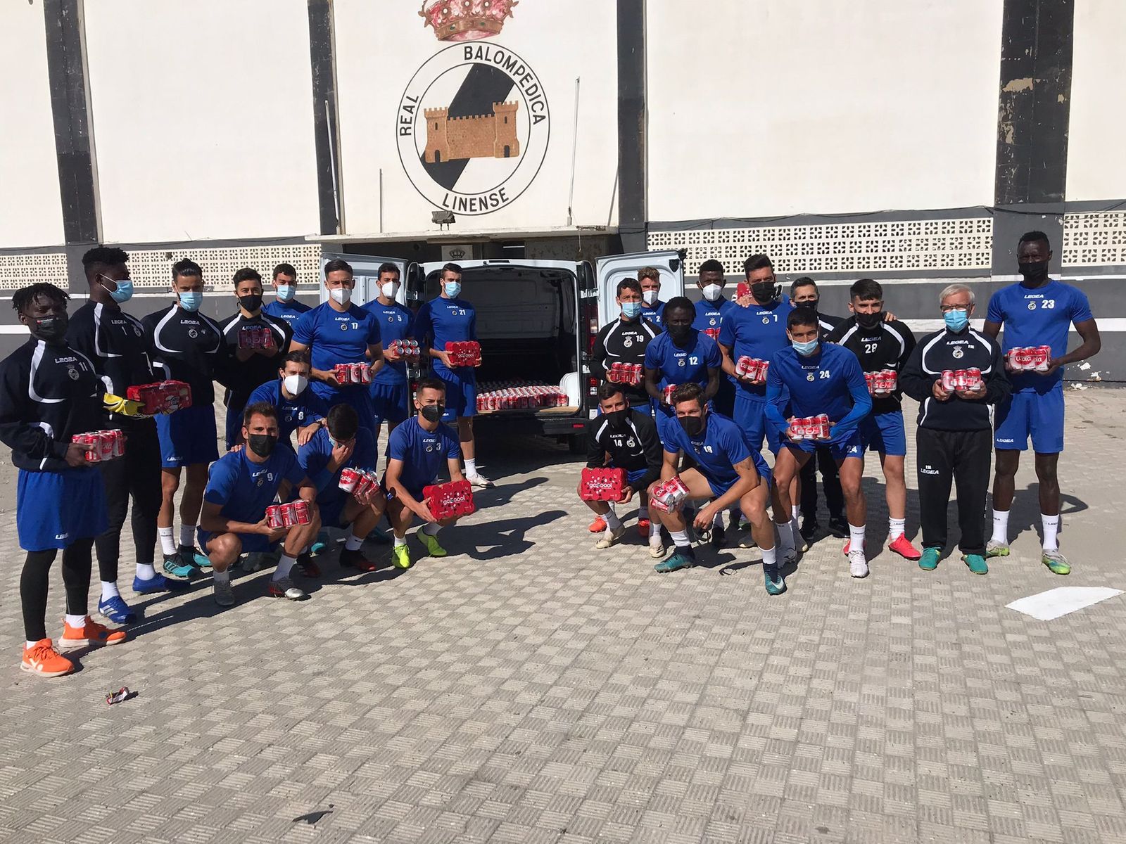 Los jugadores de la Balona, con las latas aportadas para la campaña de Pichigüey