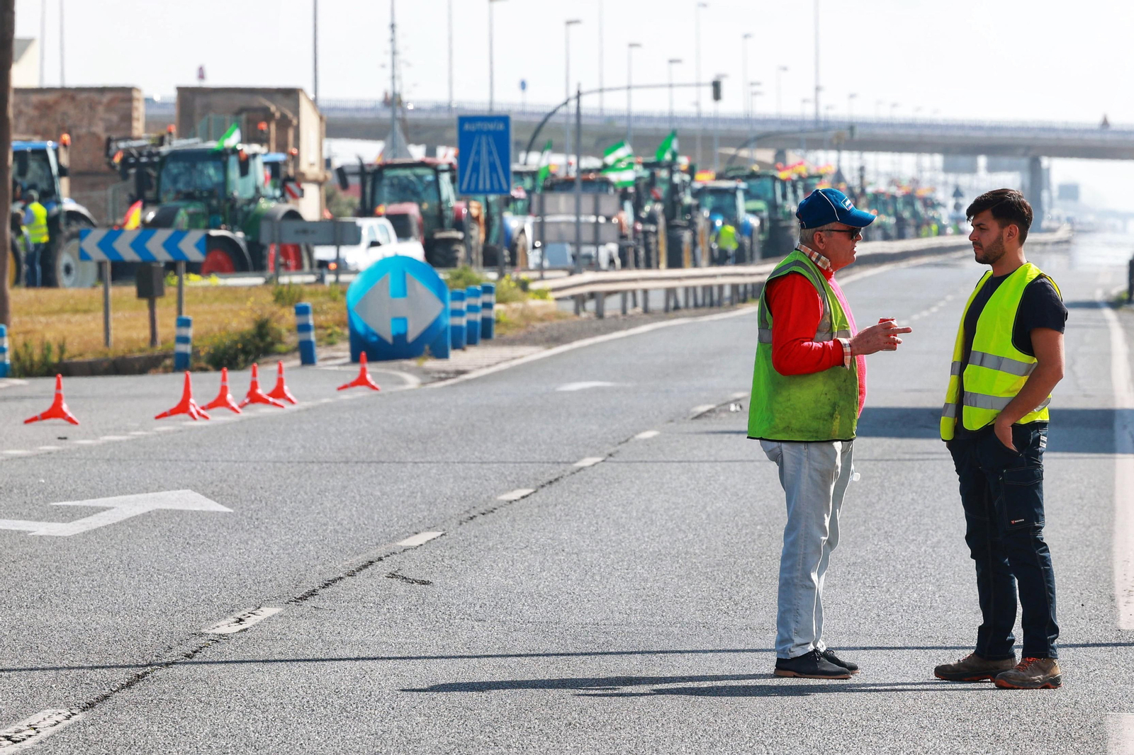 Una cadena de tractores colapsa la entrada a Cádiz por la CA-33 durante la huelga de agricultores