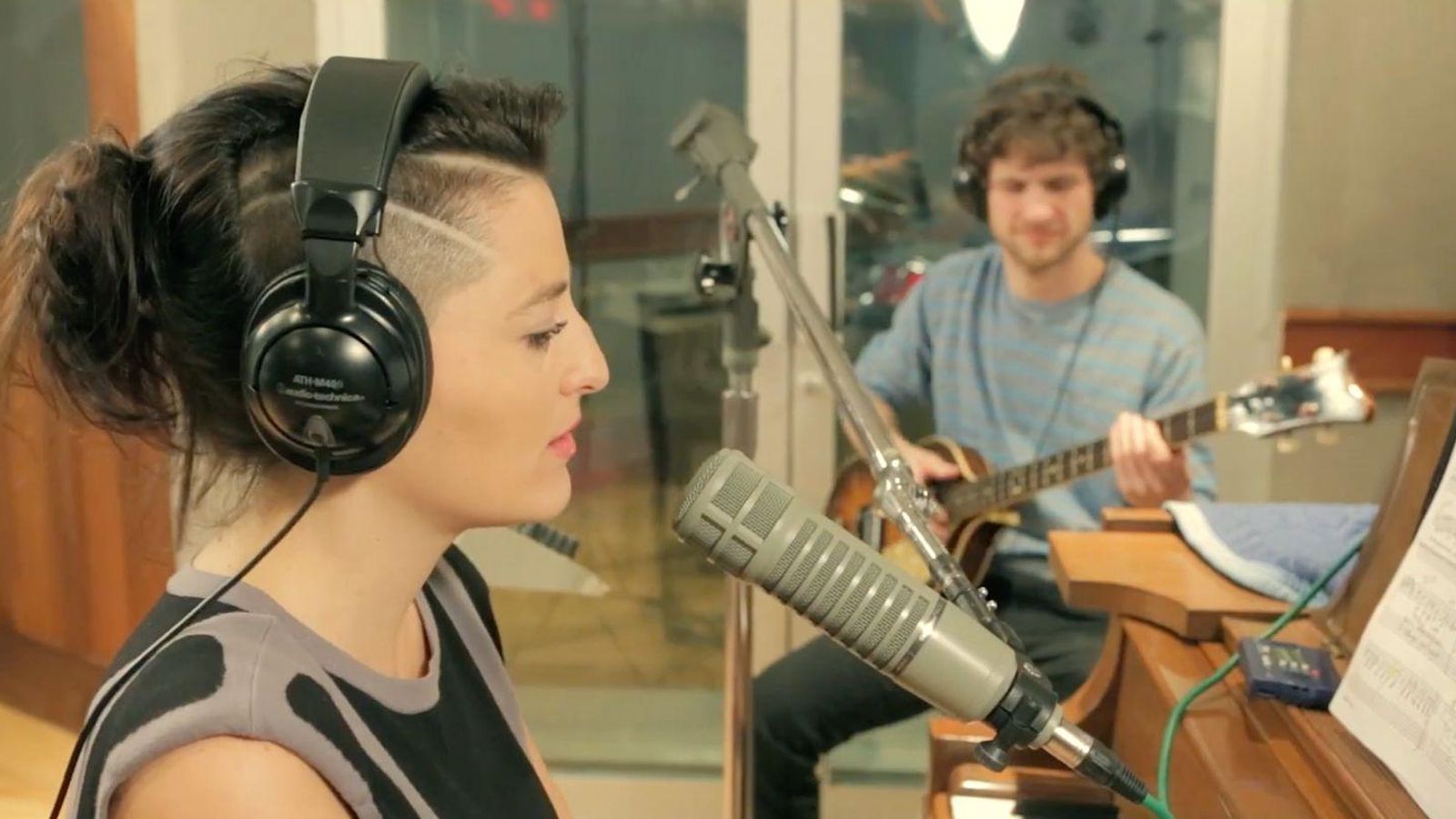 La pianista, cantante y compositora italiana, grabando con Michael League.