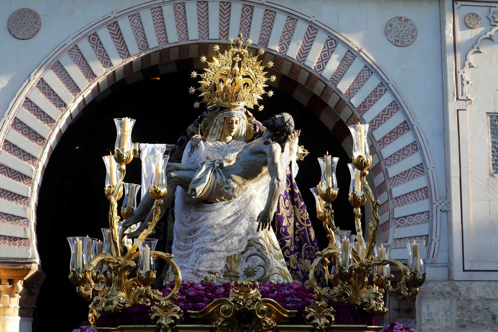 Las mejores fotos de los traslados de regreso de las hermandades tras el Magno Vía Crucis de Córdoba