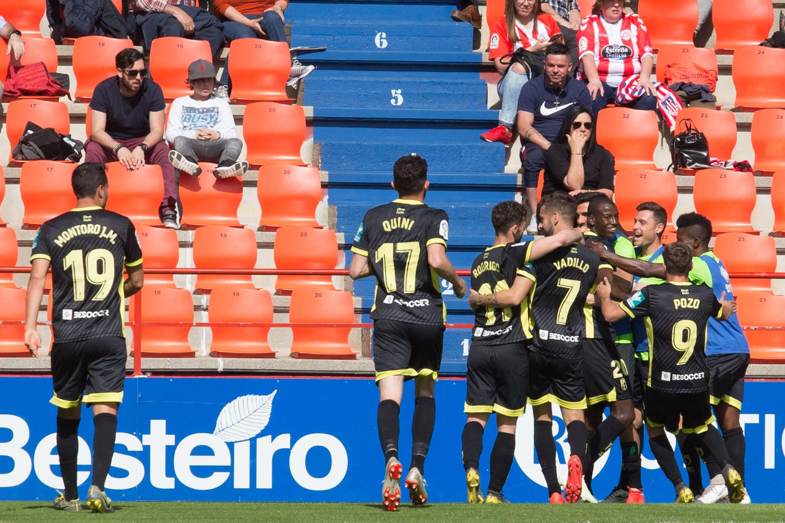 Los jugadores del Granada celebran el tanto de Ramos.