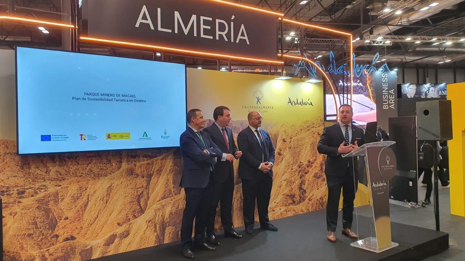El alcalde de Macael, Raúl Martínez, presenta en Fitur el Parque Minero de Macael.