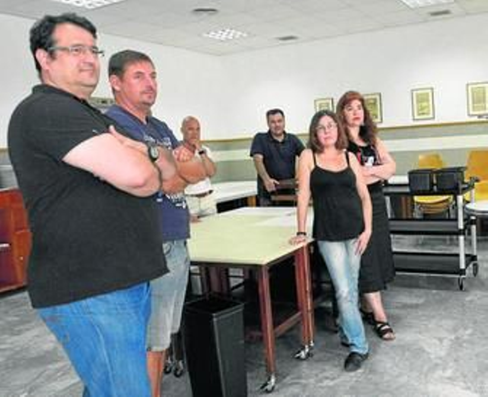 Personal de la Escuela de Hostelería de Cádiz posan en la cafetería del centro formativo.