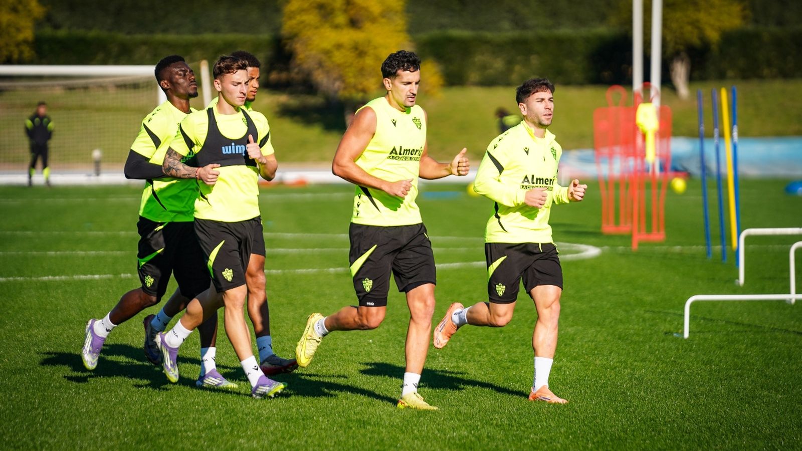 Los futbolistas rojiblancos se ejercitan durante un entrenamiento previo a este encuentro liguero.