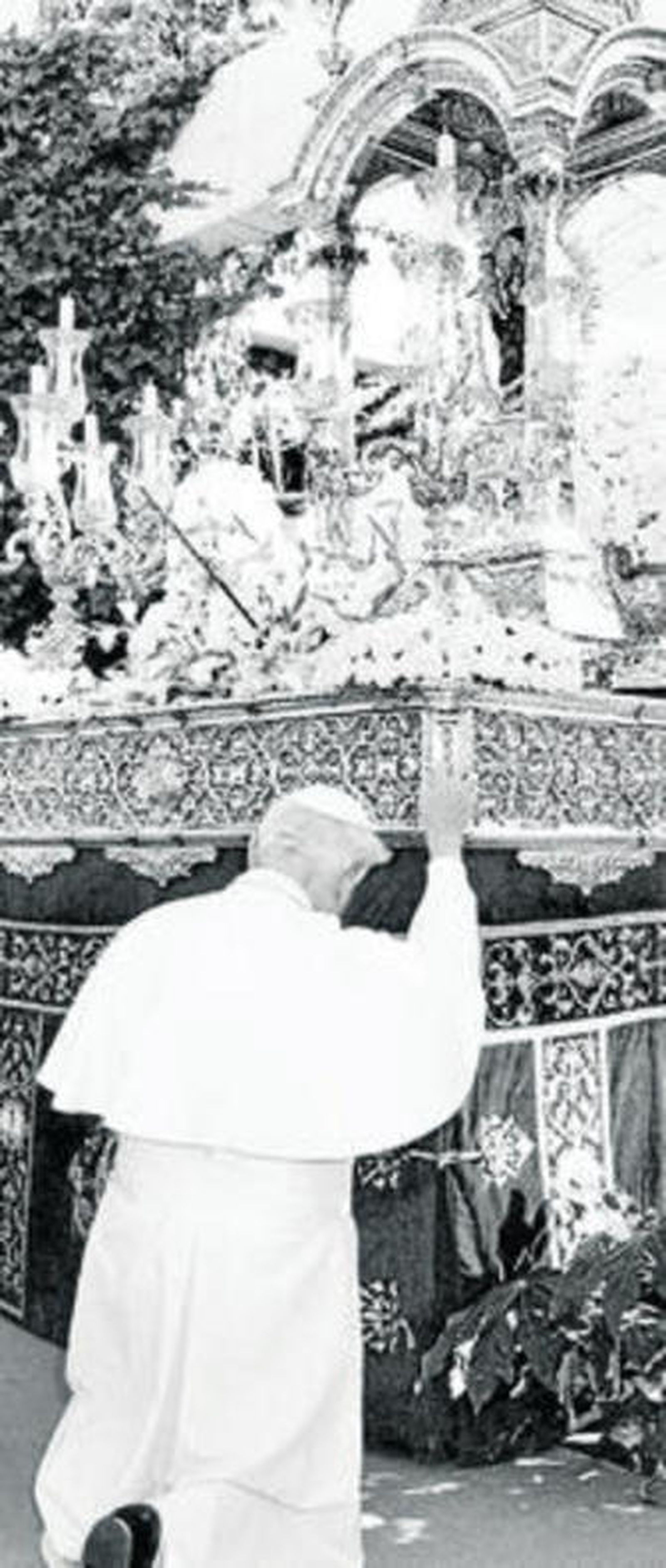 Arrodillado ante el paso de la Virgen de la Cinta.