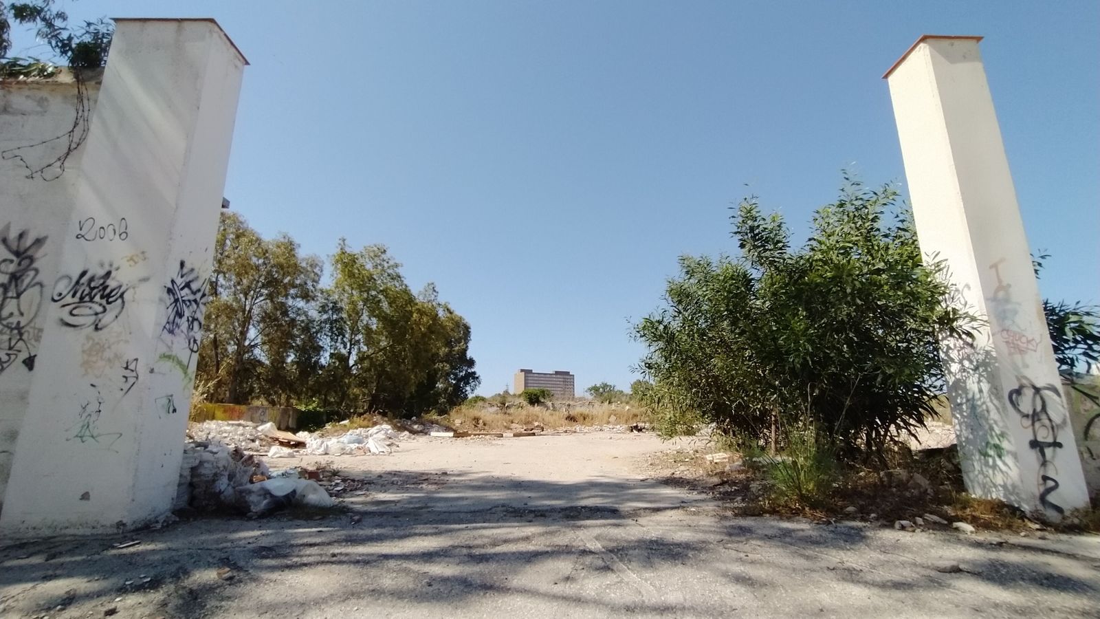 Suelos de la antigua Fábrica de San Carlos, a la espera de su desarrollo.