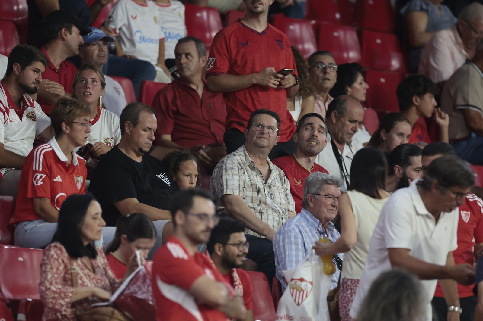 Búscate en las fotos del Sevilla - Elche