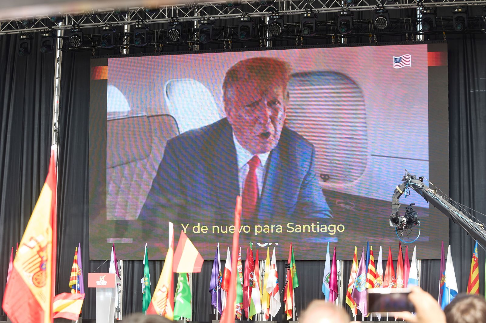 Donald Trump interviene por un mensaje de vídeo en el acto de Vox de este domingo.