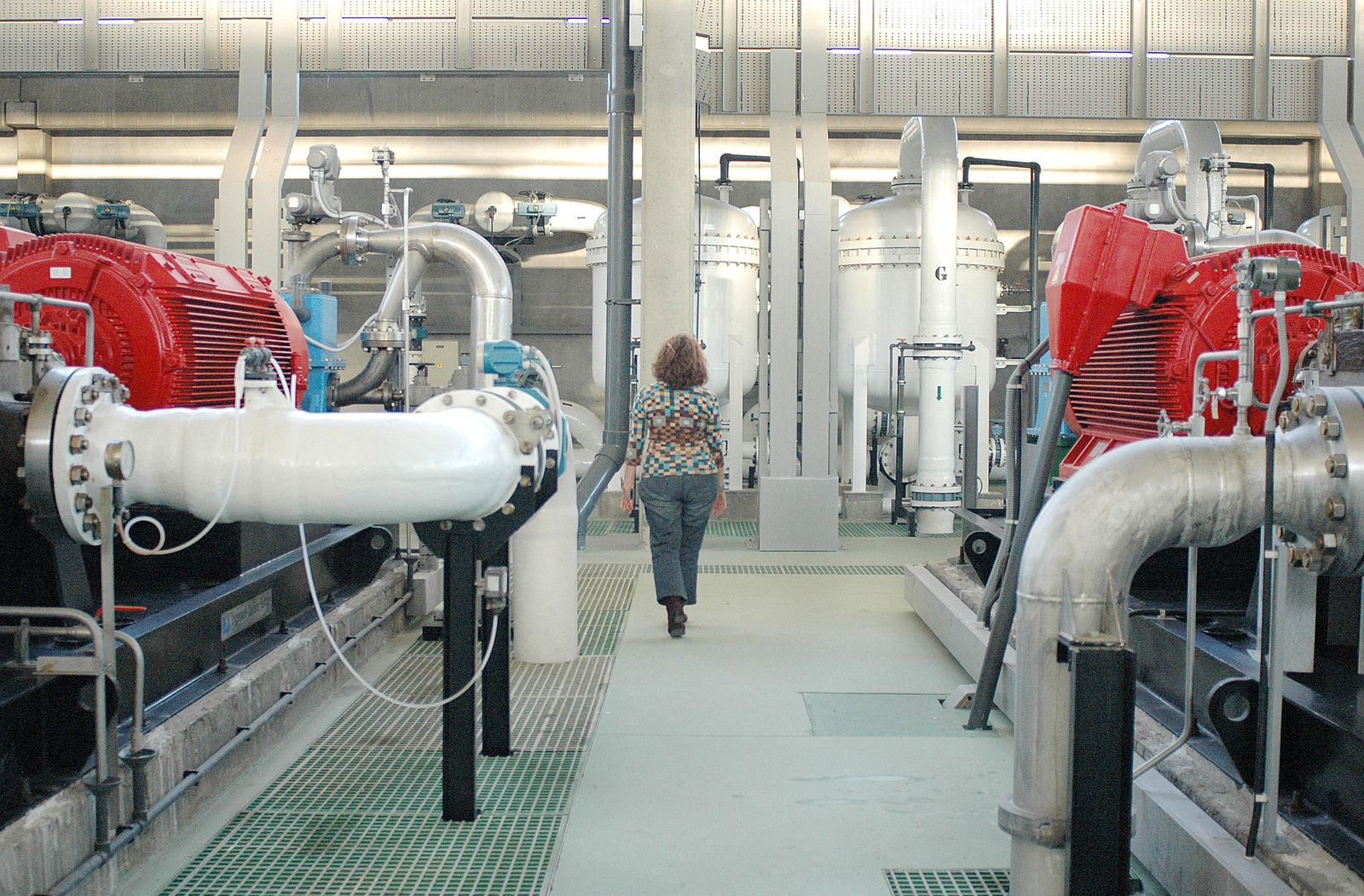 Entrañas de la desaladora de la capital, que solicitan se ponga a pleno rendimiento.