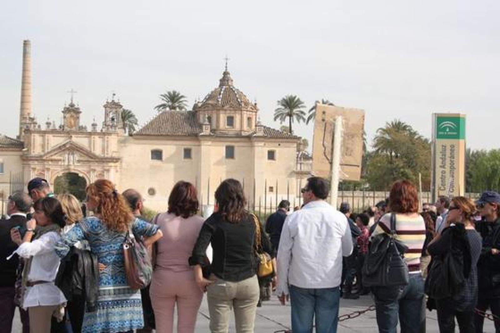 Los funcionarios de la Junta y algunos representantes del CSIF protestan frente a Torretriana.

Foto: Redacci?