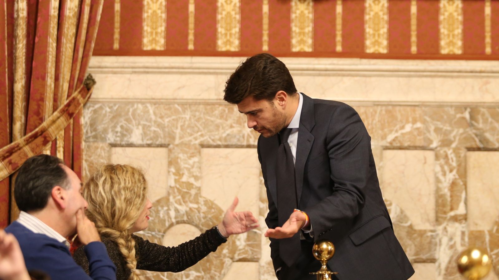 Beltrán Pérez conserva con su equipo durante la sesión plenaria.