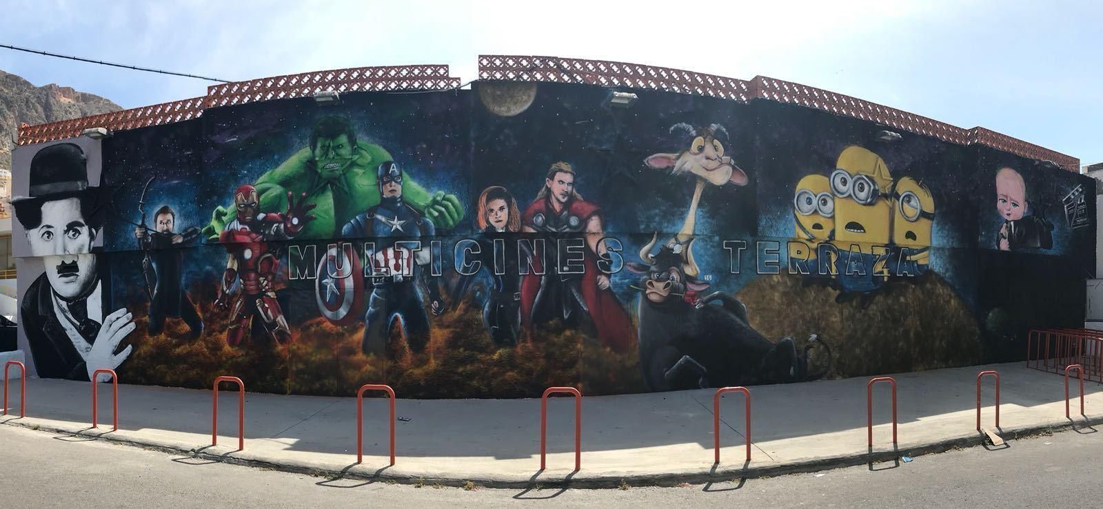 Vista exterior de los cines de verano, adornados con un nuevo moral.. Vista exterior de los cines de verano, adornados con un nuevo moral..