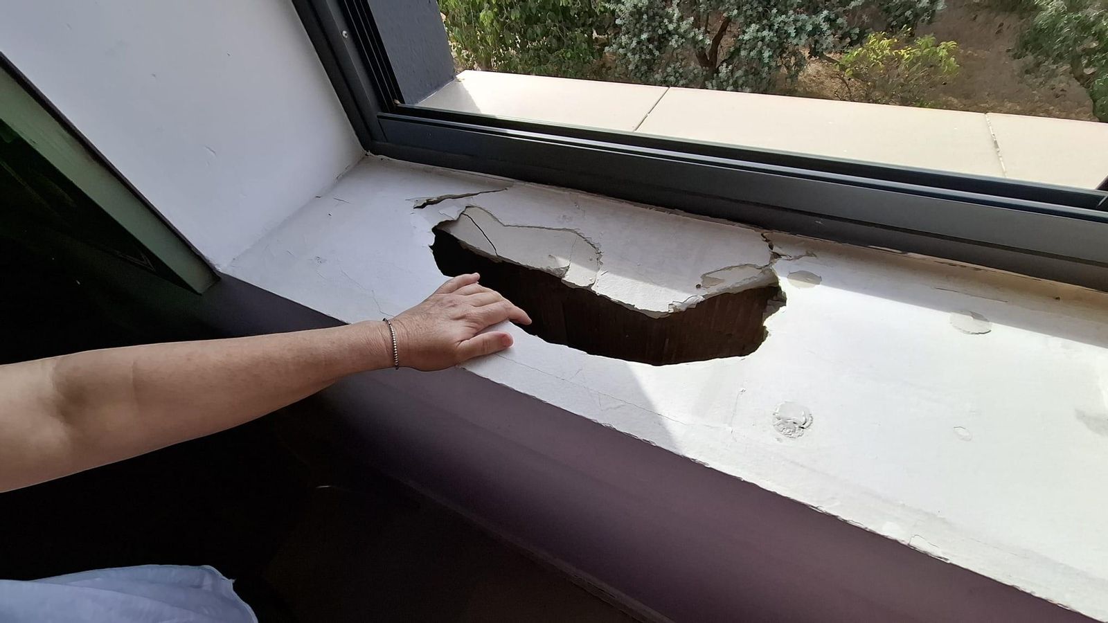 Un agujero junto a una de las ventanas