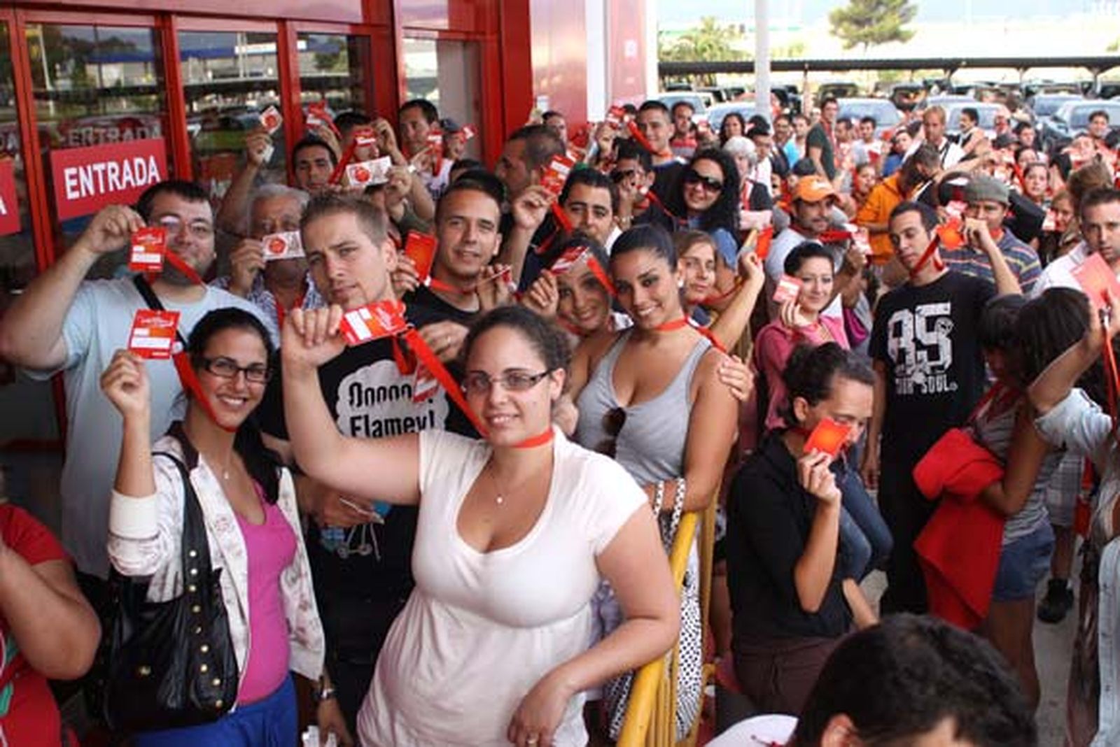 Multitud de personas se agolparon a las afueras de las instalaciones a la espera de la apertura de la nueva tienda Worten instalada en Las Marismas, en la localidad de Los Barrios

Foto: Vanessa Perez
