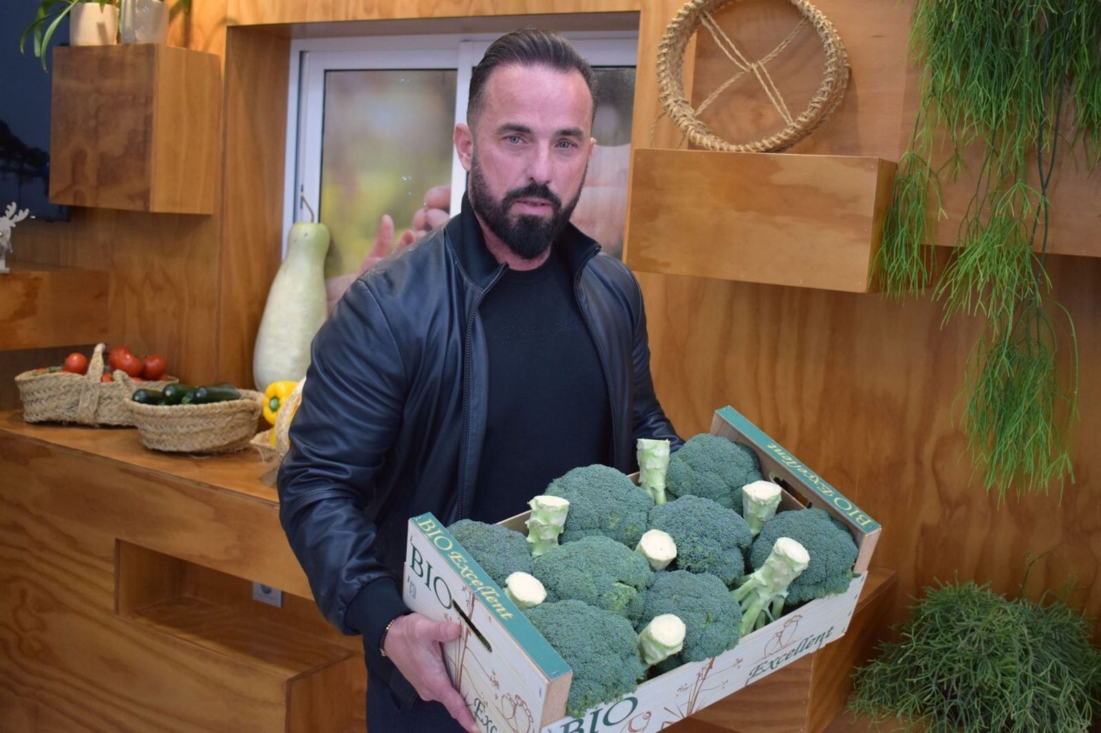 Francisco Jesús Montoya, gerente de Campojoyma, con una caja de brócoli bio