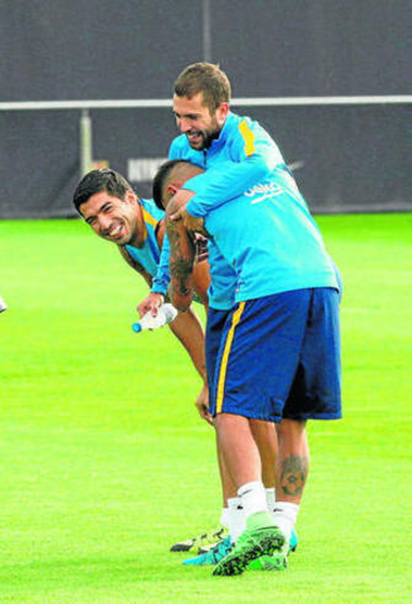 Luis Suárez, Neymar y Jordi Alba bromean en el entrenamiento.