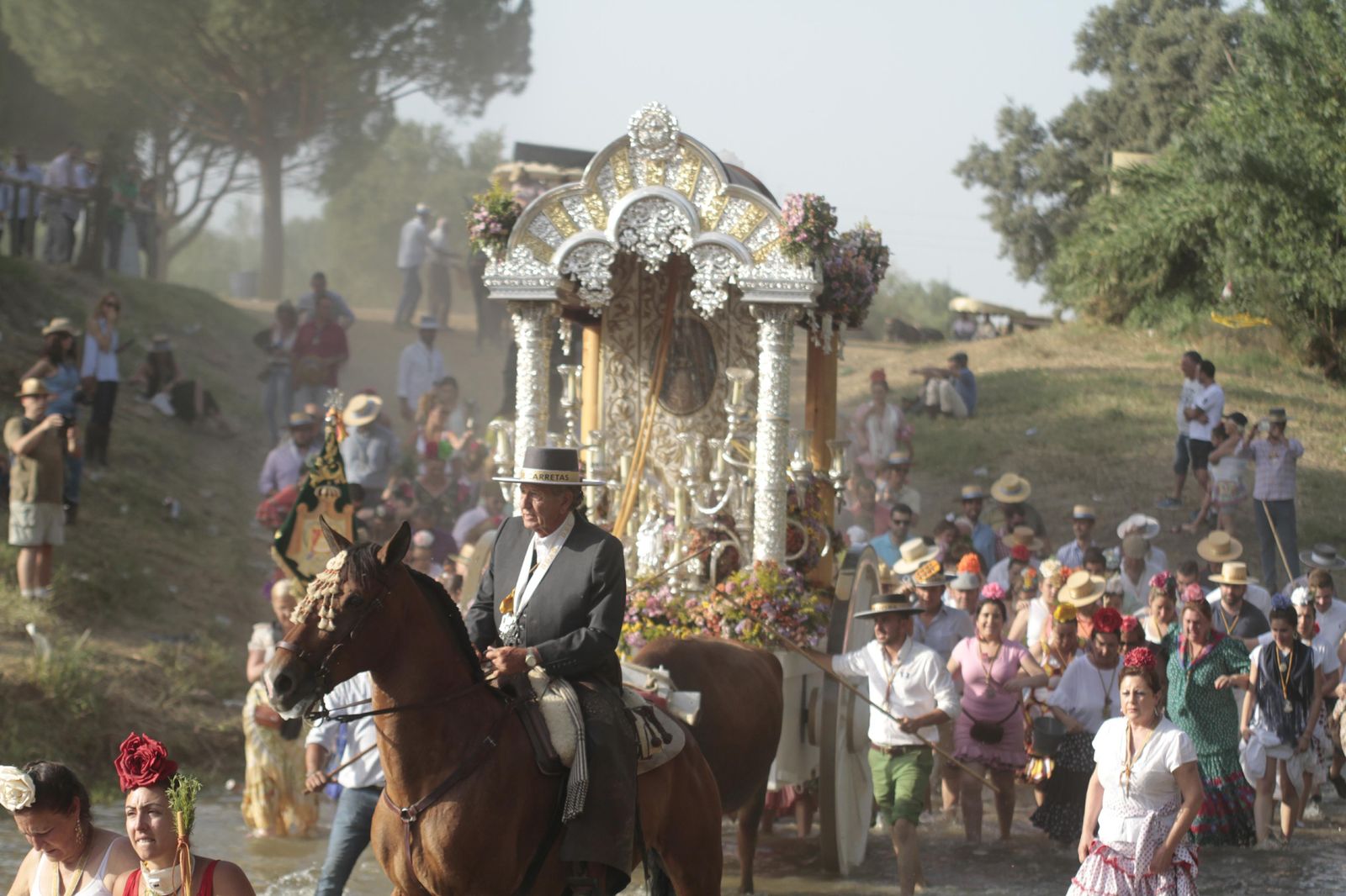 Las hermandades cruzan el vado del Quema