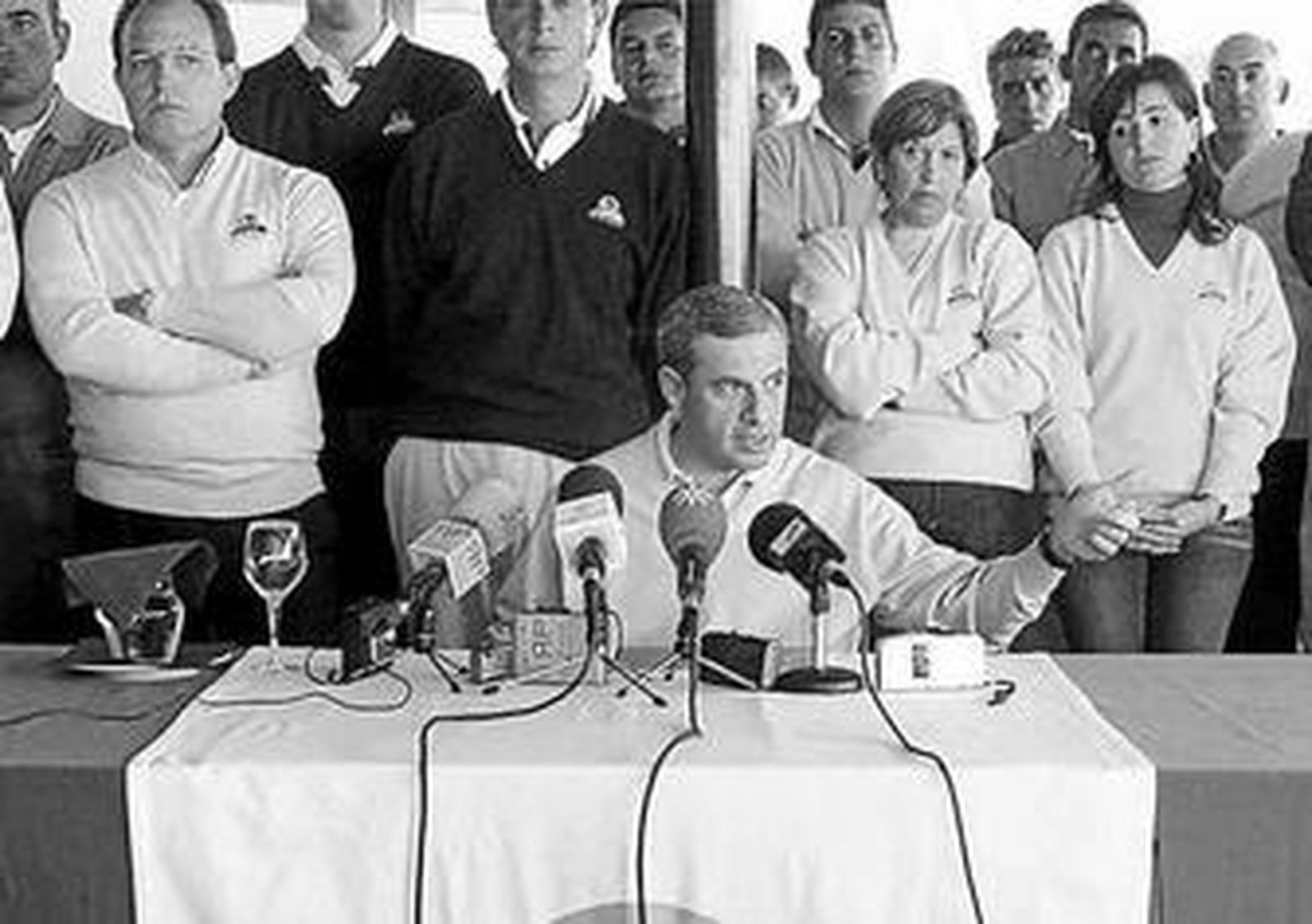 Ramón Marrero, en una rueda de prensa en 2005 tras la anulación de las licencias por parte del TSJA.