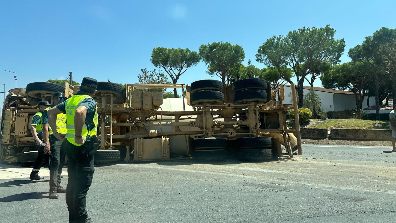 Camión volcado a la altura de Bellavista.