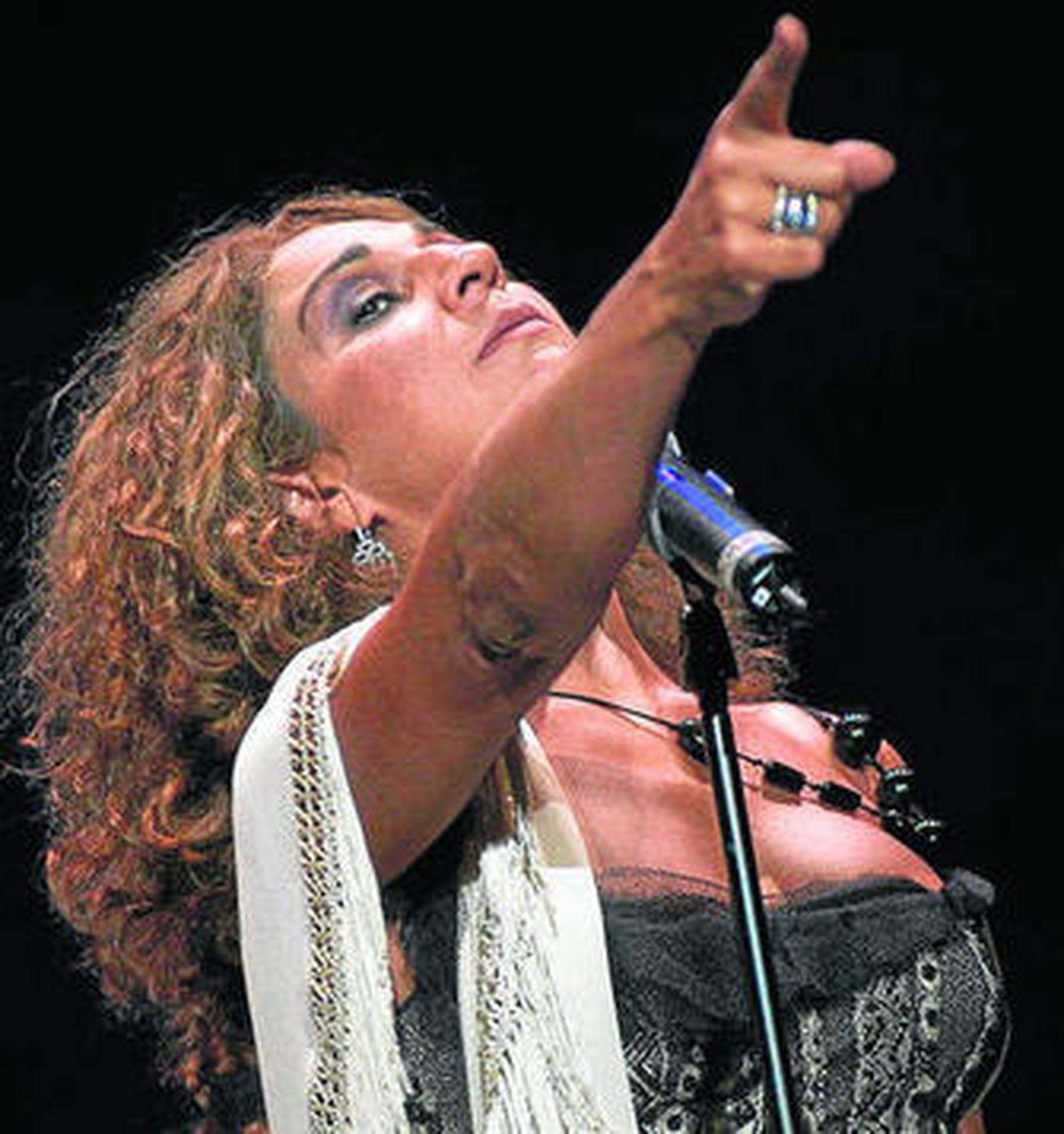 La pareja se muestra cariñosa ante la prensa en un acto.