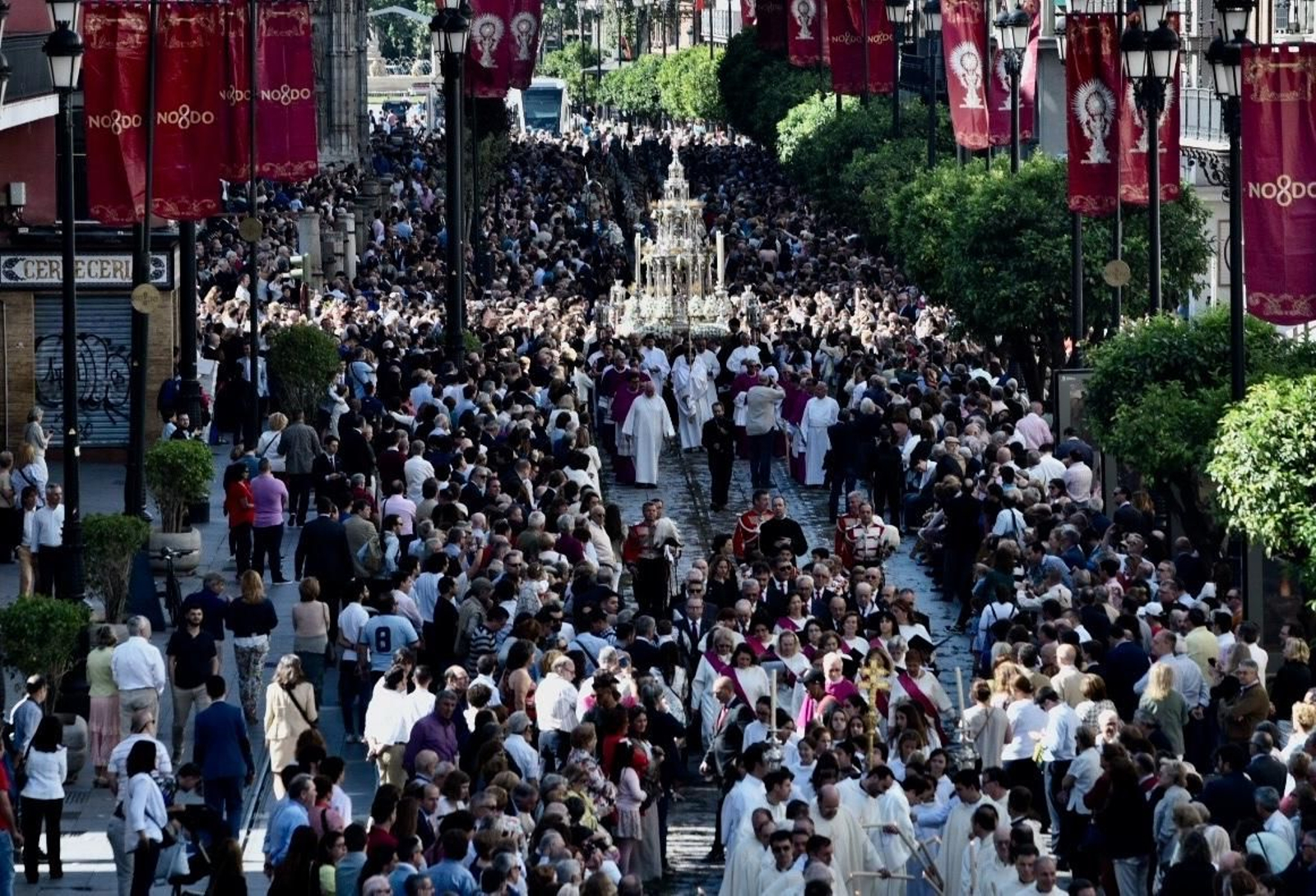 La Custodia de Arfe durante la procesión ante un numeroso público.