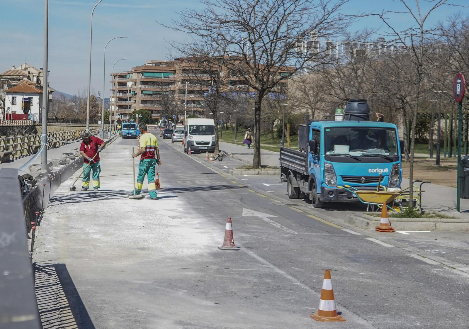 Operarios trabajan en la calle Baden Powell para habilitar los servicios necesarios para el Mercadillo del Zaidín