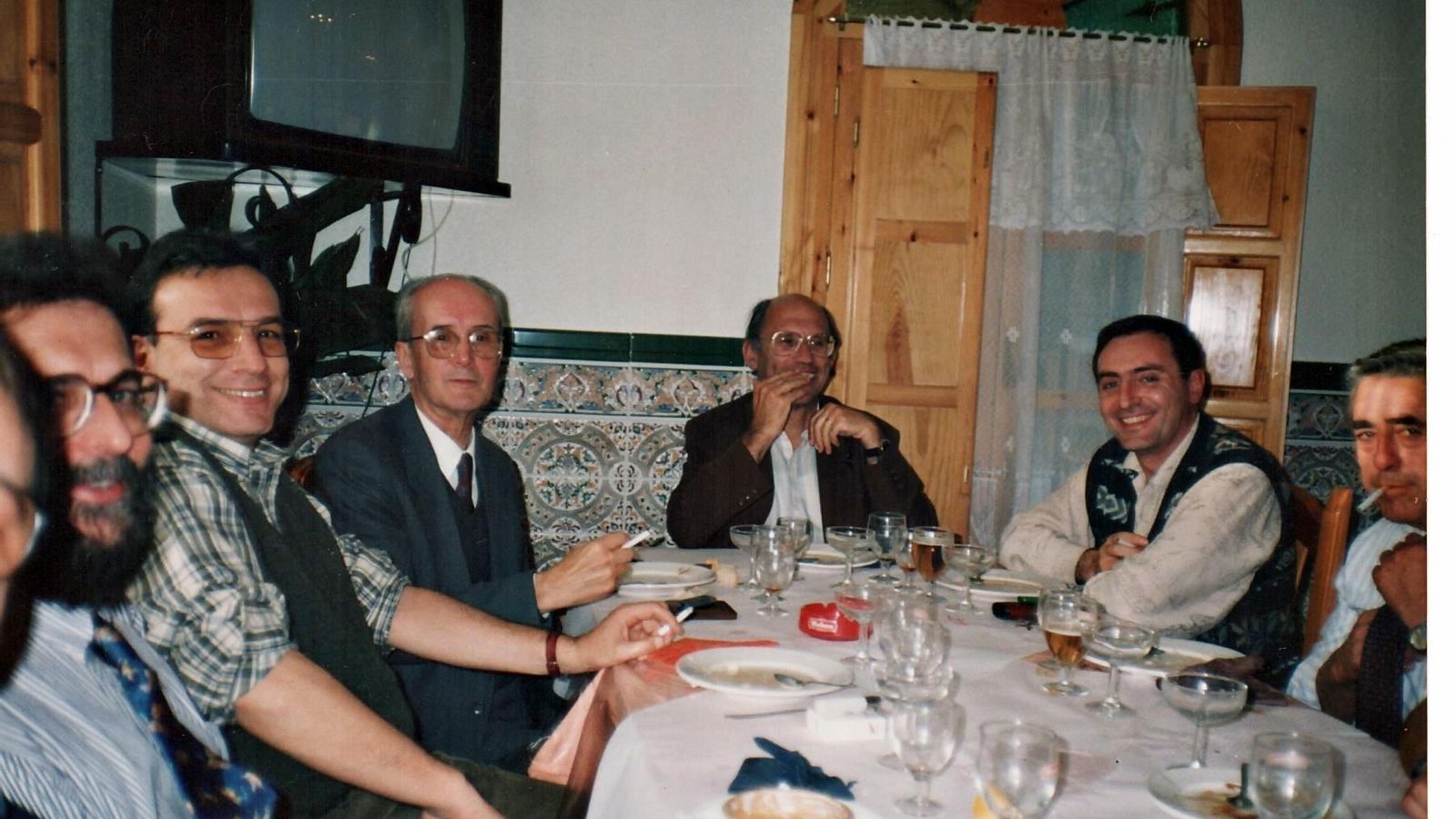 Comida con varios de los impulsores del observatorio: Kurt Birkle, el primer director, preside la mesa, a su izquierda Teodoro Vives (codirector español) y junto a él Manolo Alises, uno de los observadores más experimentados de Calar Alto.