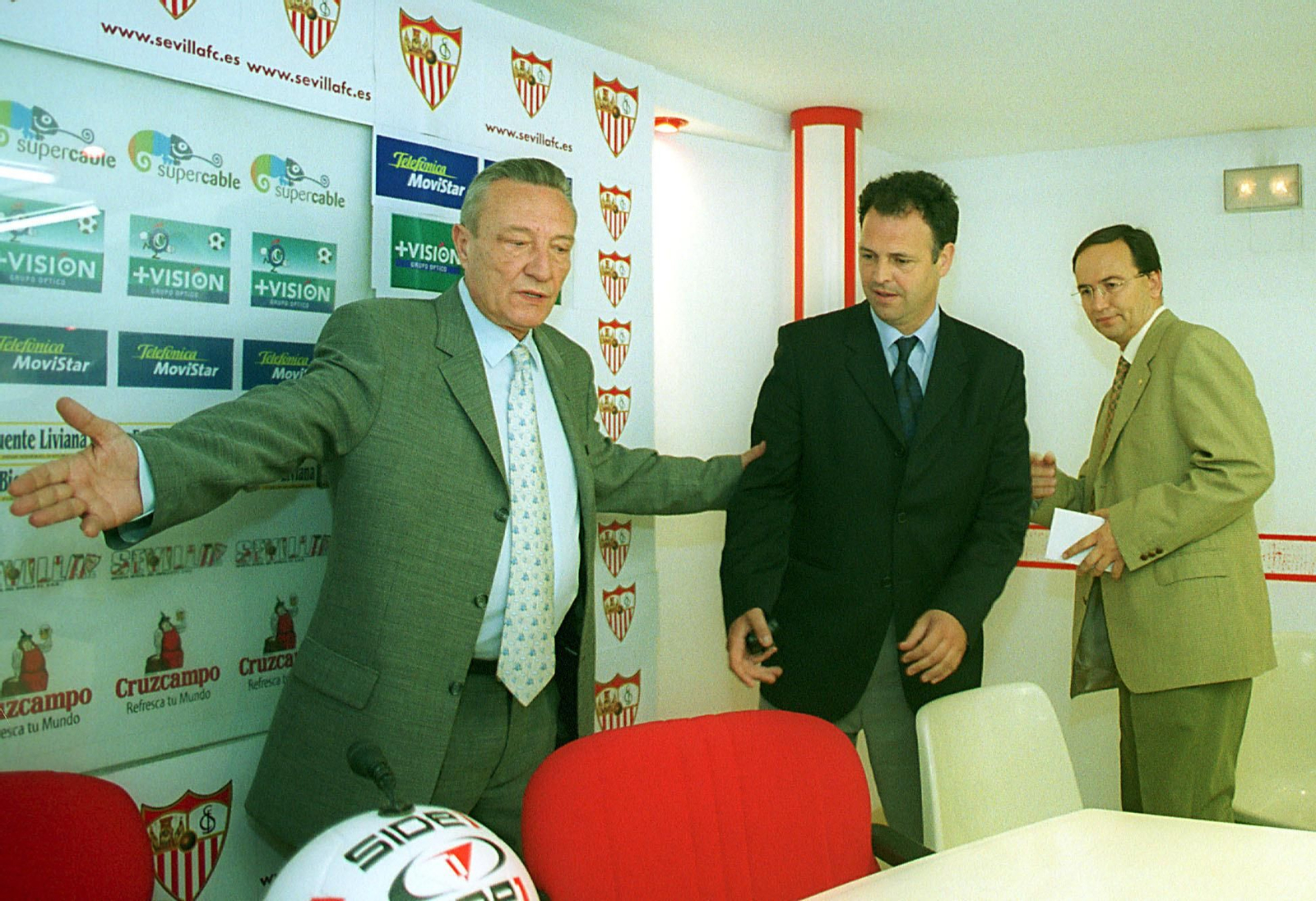 Alés, ya presidente, presenta a Joaquín Caparrós como entrenador en mayo de 2000, con José Castro detrás.
