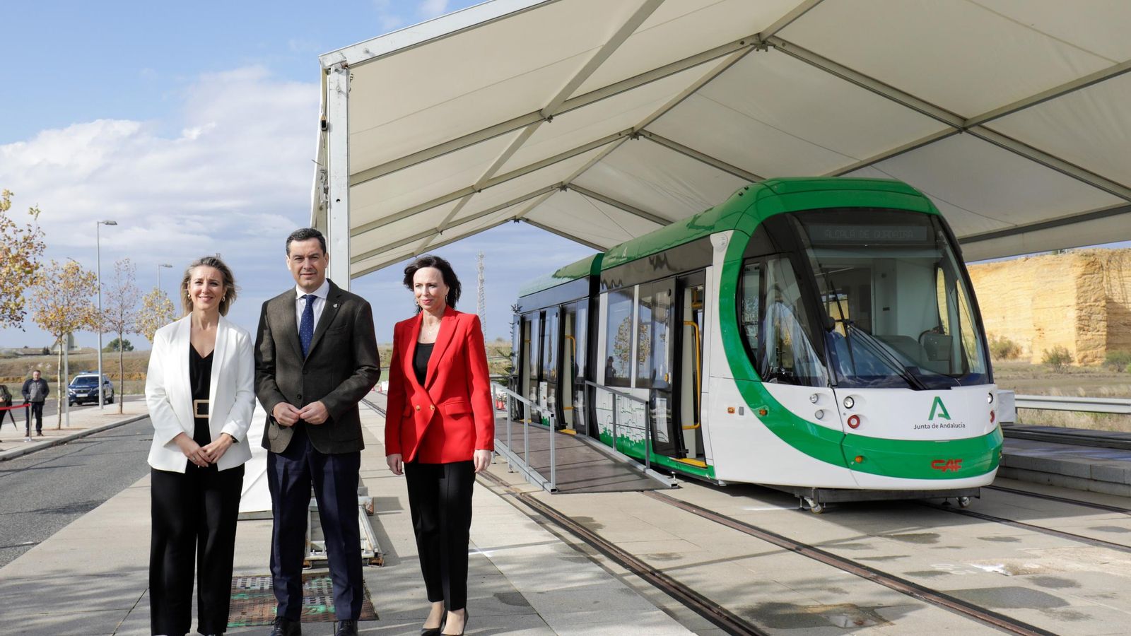 Ana Isabel Jiménez, Juanma Moreno y Rocío Díaz ante la maqueta en tamaño real del tranvía.