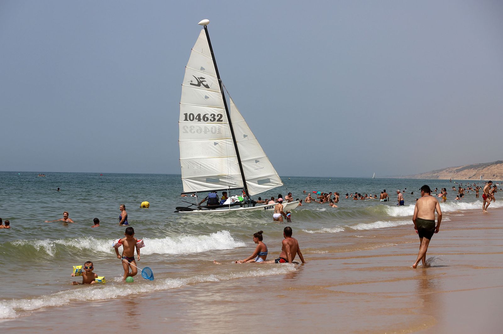 Imágenes del caluroso fin de semana en las playas de Huelva