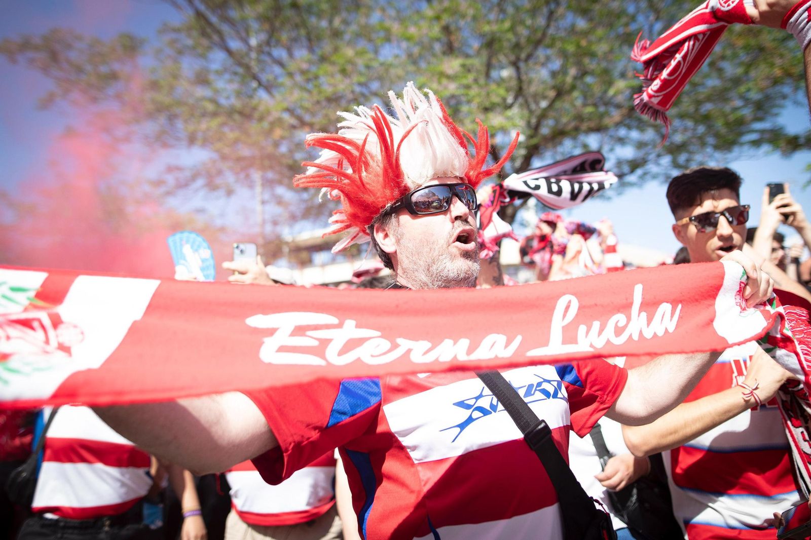 Encuéntrate en la grada de Los Cármenes en el partido del Granada CF-Elche